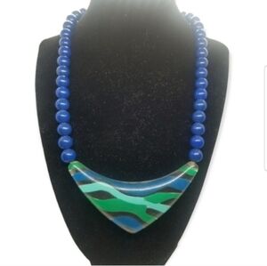 AVON 1987 "FASHION WAVES" COOL WAVE BLUE BEADED & LUCITE NECKLACE